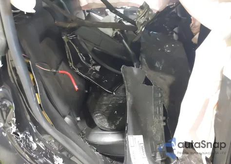 2024 Tesla Model Y Long Range Dual Motor All-Wheel Drive z USA, uszkodzony, nr VIN 7SAYGDEEXRA327773